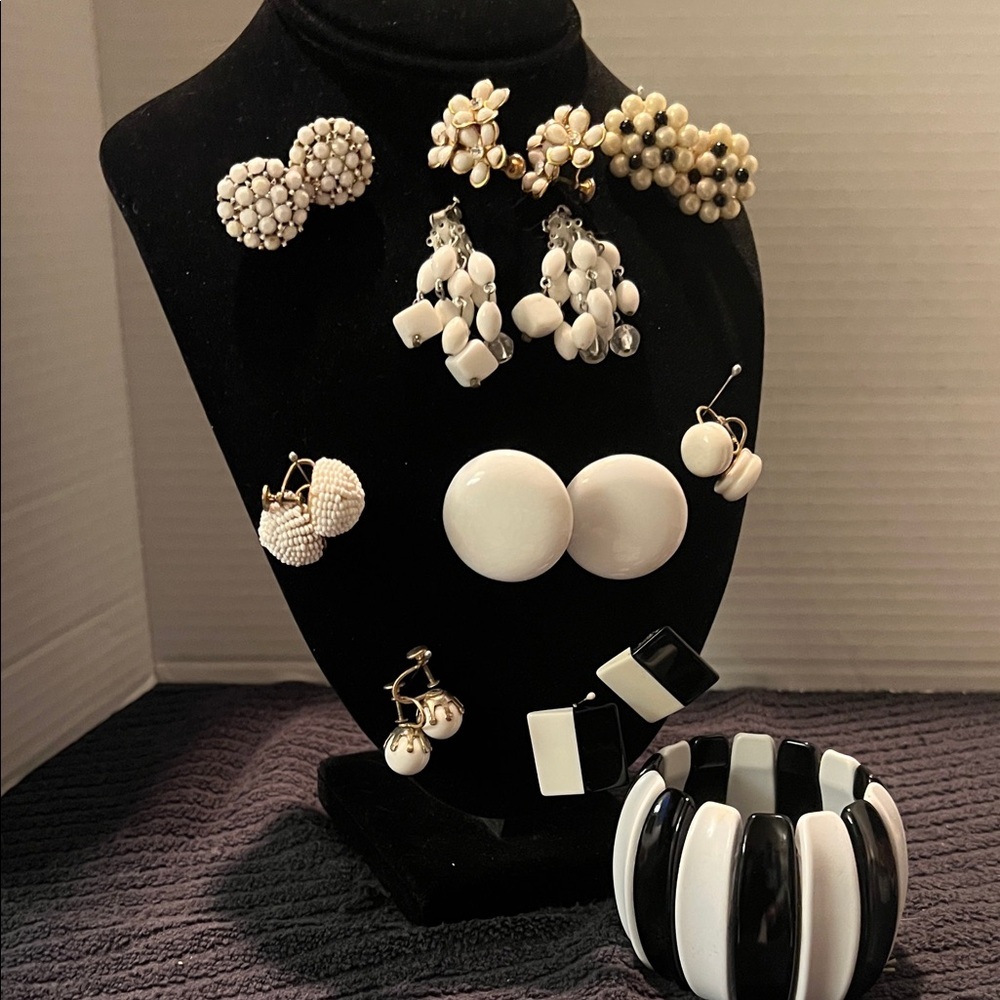 Vintage Lot of Black and White Jewelry Set (9 clip-on earrings) Stretch Bracelet